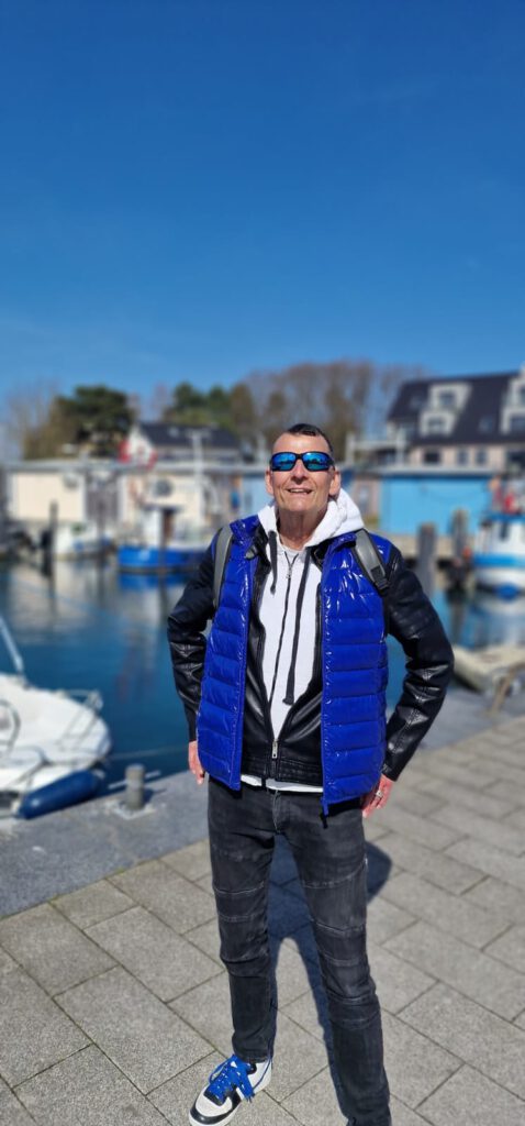 Klaus P. Ganzkoerper am Hafen mit blauer Weste