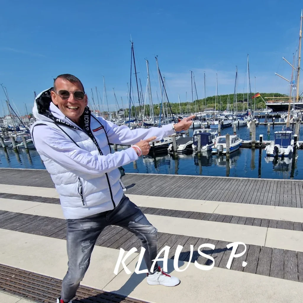 Klaus P. am Yachthafen in weisser Jacke