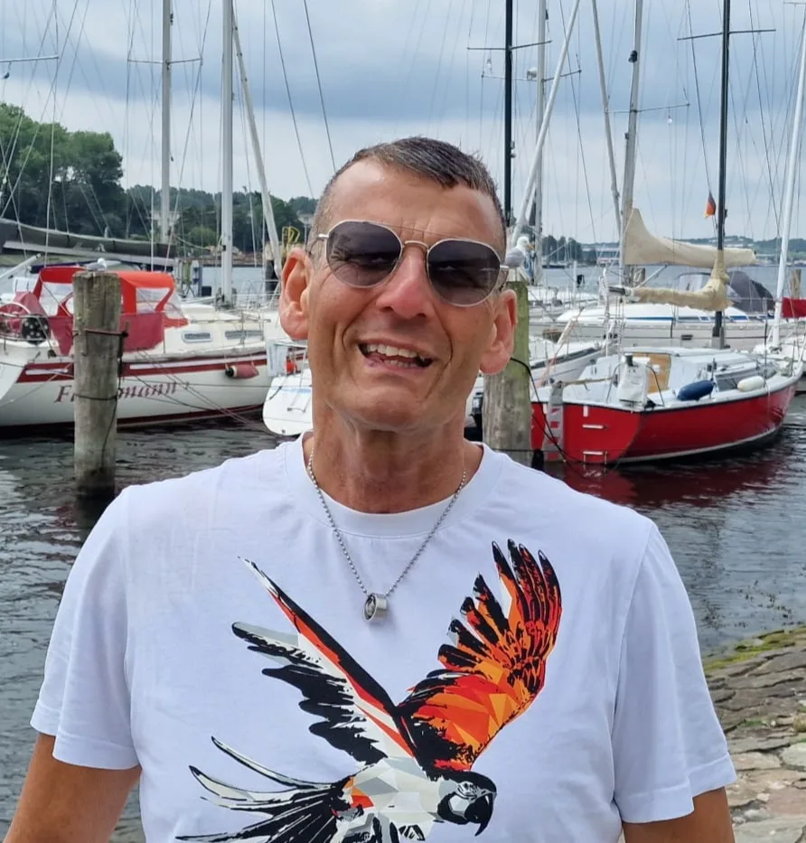 Klaus P. Portrait vor Segelbooten im Hafen