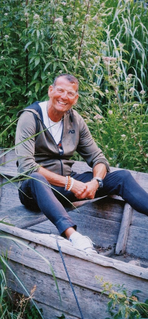 Klaus P. sitzend im Holzboot