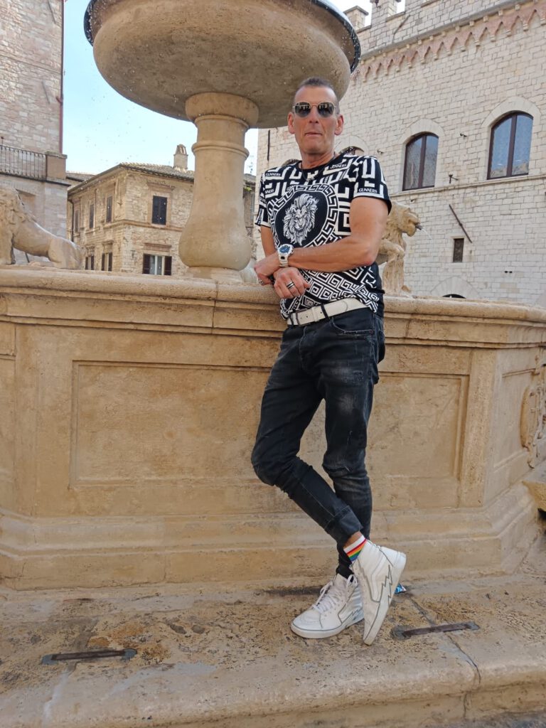 Klaus P. am italienischen Brunnen mit Loewen-Shirt