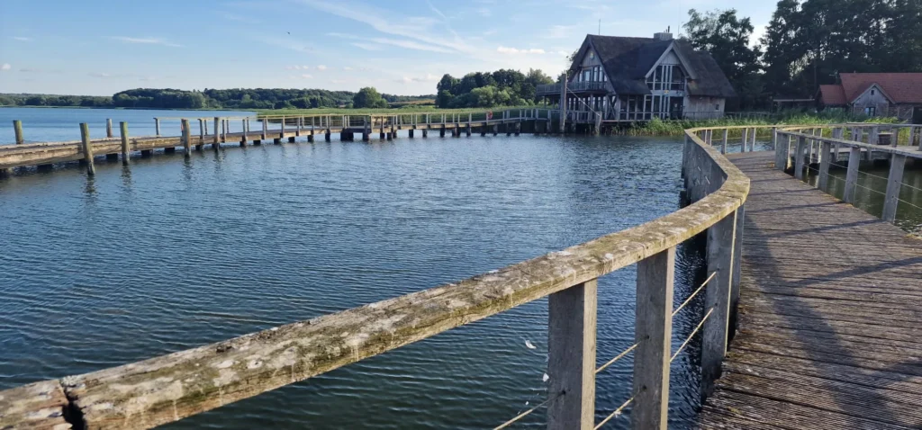 Ostsee Steg Landschaft mit Fachwerkhaus