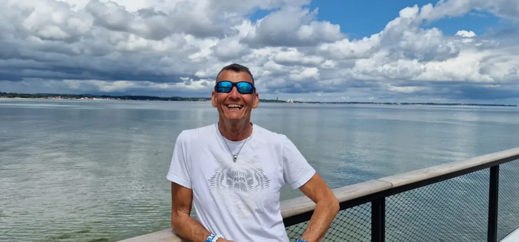 Klaus P. auf der Promenade am Meer