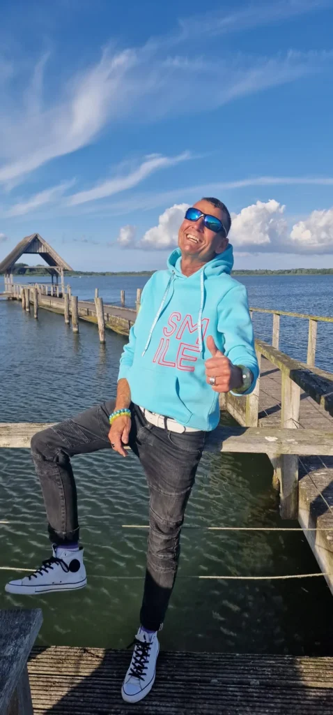 Klaus P. mit Smile-Hoodie auf dem Ostsee-Steg