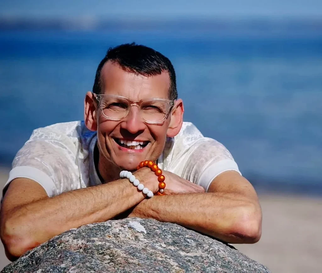 Klaus P. Closeup am Strand mit Armbandkette