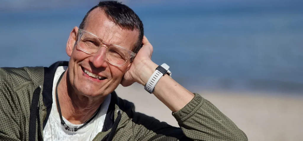 Klaus P. entspanntes Portrait am Strand