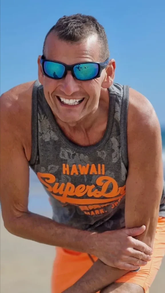 Klaus P. Nahaufnahme am Strand im Sommer