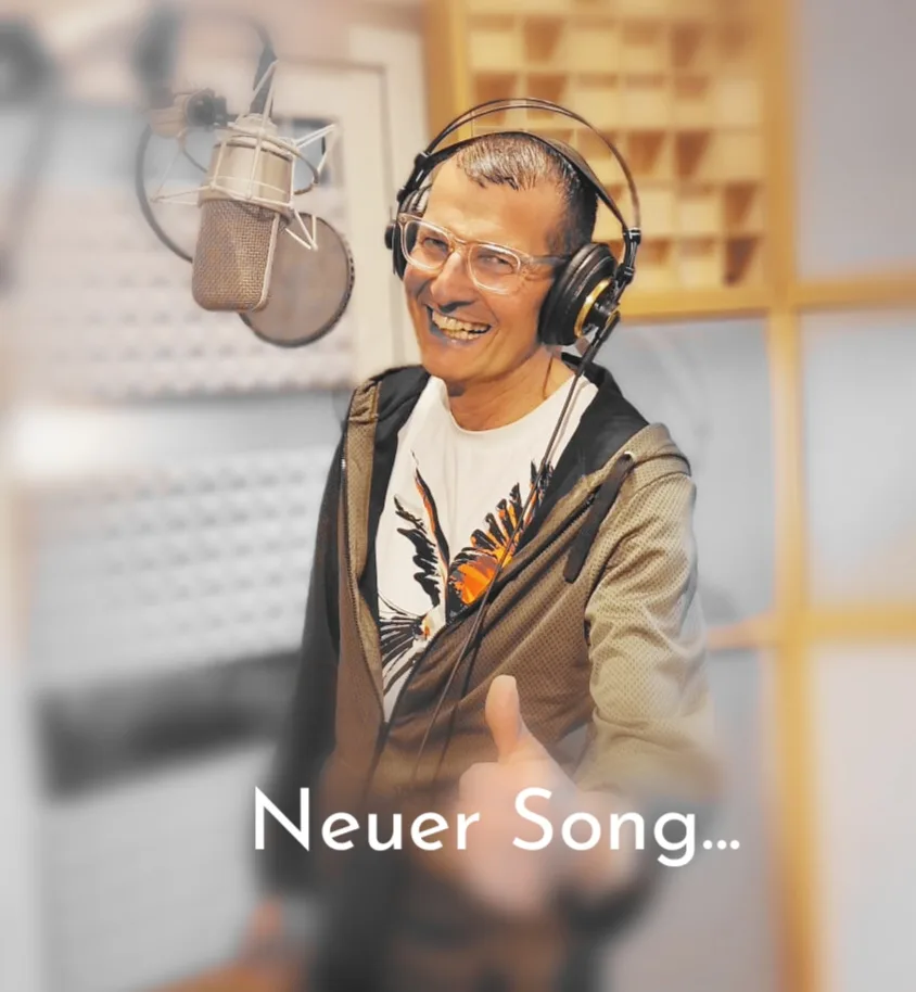 Klaus P. im Tonstudio bei der Aufnahme